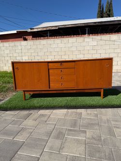 Vintage Mid-Century Modern Teak Credenza / Sideboard