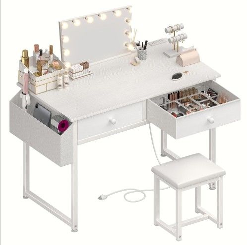 glam BEAUTY STATION WITH BUILT IN CHARGER FOR PHONE AND BEAUTY TOOLS *** BRAND NEW***
