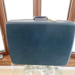 Suitcase Luggage Samsonite Royal Traveler Medalist  25”wide x 20”tall x 7”deep HARDSHELL