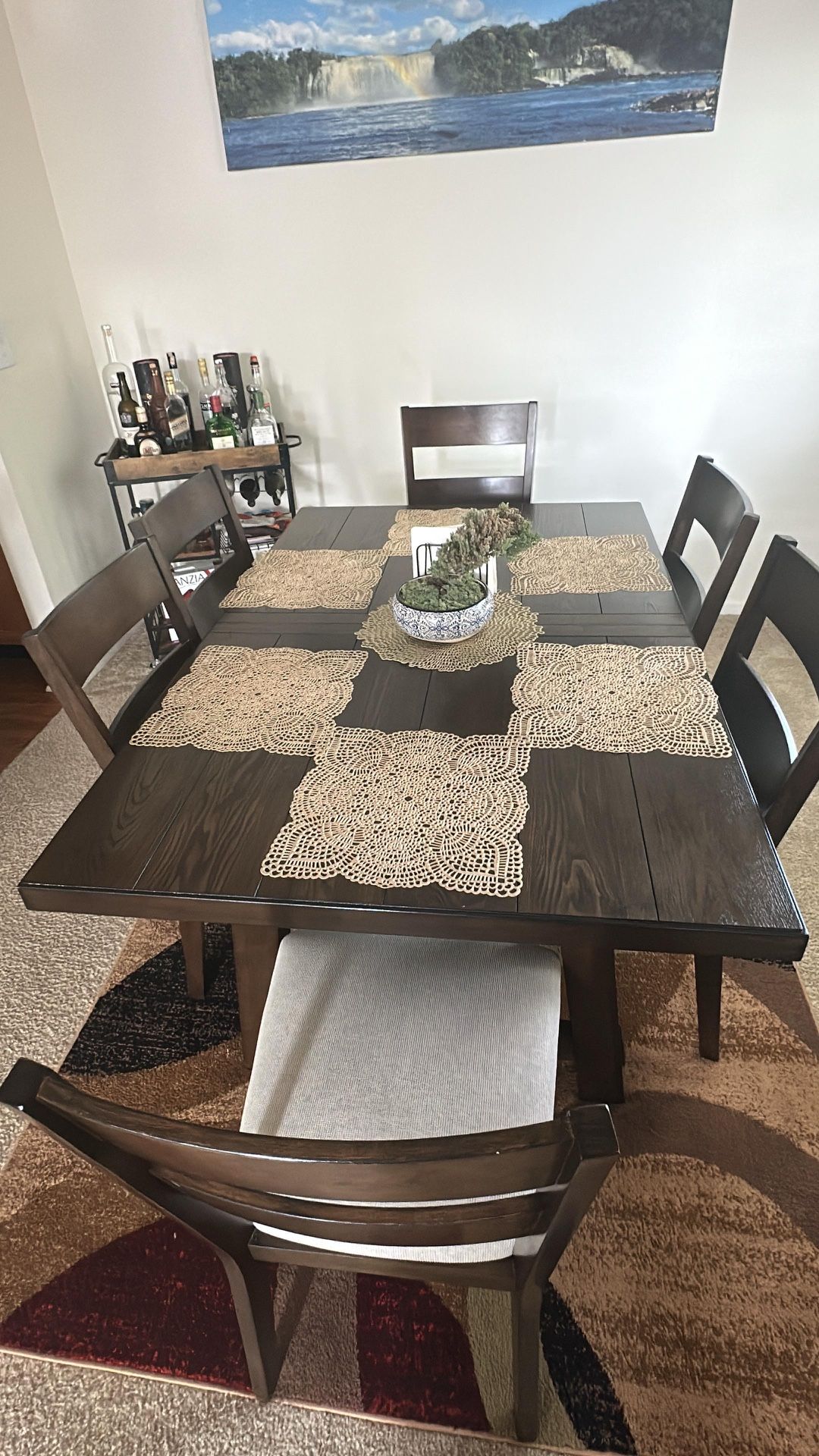 🍽 6-seat dining room (expands to 8)