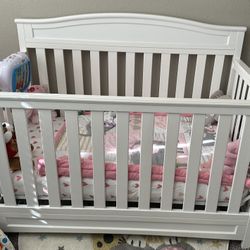Baby Crib w/mattress and Changing Table 