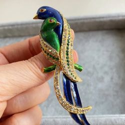 Fashion brooch