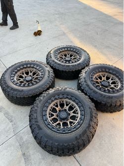 New Wheels 17x9 6 lugs for any Chevy Silverado,Toyota Tacoma used tires 255/75r17 Falken 75% life