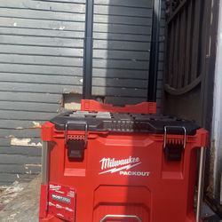 Milwaukee Rolling PackOut Box 