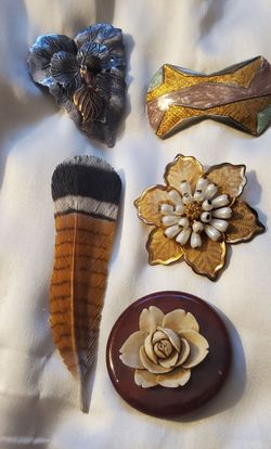 Lot of 5 Brooches