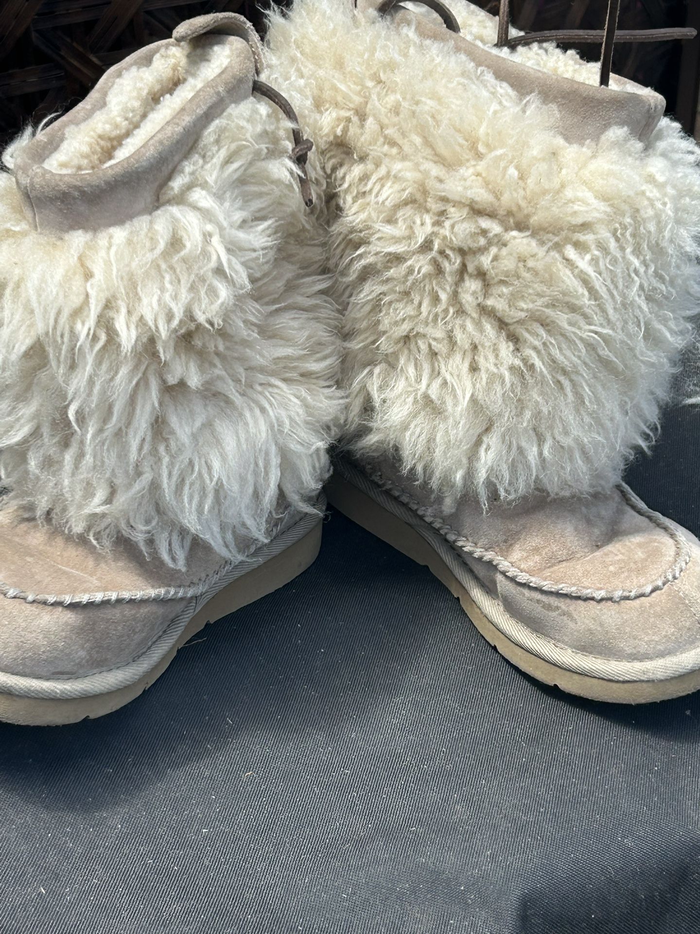 UGG BOOTS, 🥾 Beige/tan?  SIZE 5 Good Condition 