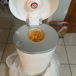 Munchkin STEP Diaper Pail, Powered by Arm & Hammer