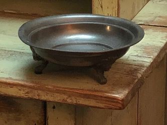 Beautiful pewter candy dish from Williamsburg, VA. This dish is not only an antique, but a beautifully crafted piece of work. Bowl is approximately 6