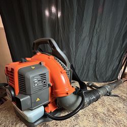 Husqvarna 150BT Backpack Leaf Blower — Ready to Go! Husqvarna is known for making quality equipment and this one delivers. Starts on the first try, ev