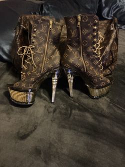 Louis Vuitton Monogram Lace up Boot size 9
