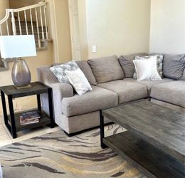DELIVERY AVAILABLE 🚛! Beautiful sectional couch with deep seating from Jerome’s LIKE NEW