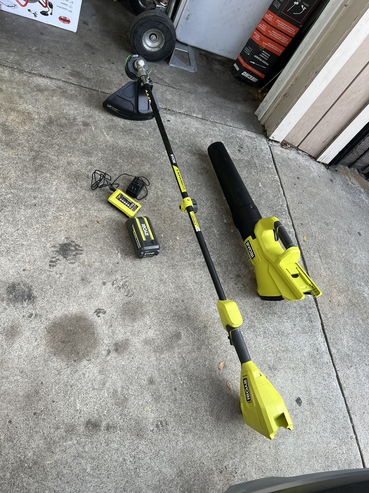 RYOBI 40V Cordless Attachment Capable 15" String Trimmer & 550 CFM 120 MPH Blower Combo Kit with 4.0 Ah Battery & Charger