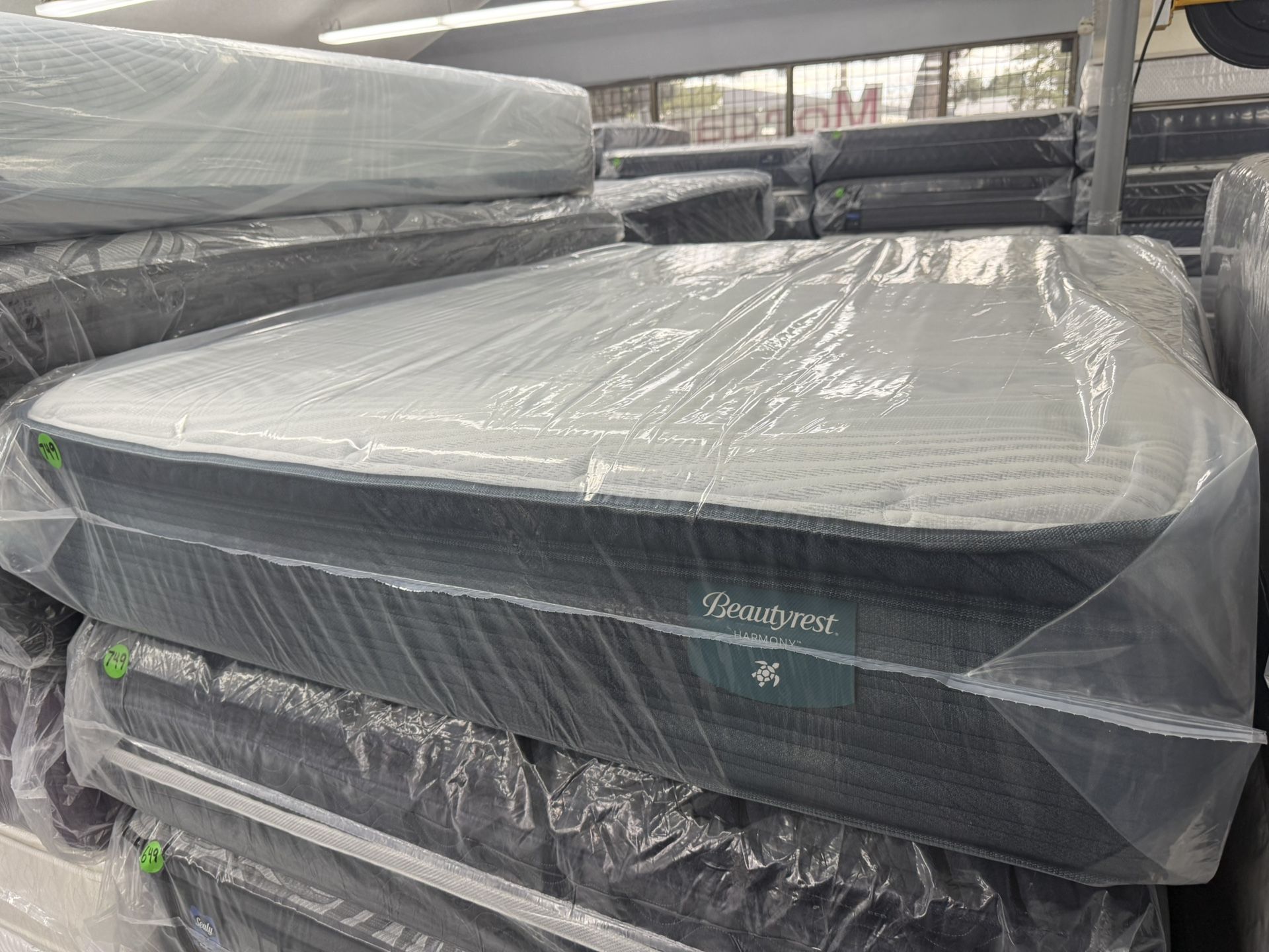 QUEEN SIZE SIMMONS BEAUTYREST HARMONY PILLOW TOP MATTRESS & BOX SPRING BED SET