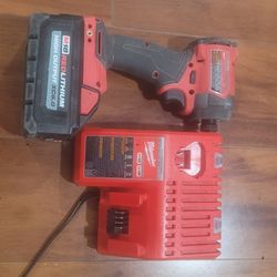 MILWAUKEE DRILL  BATERY 6.0 