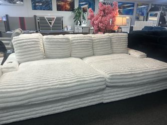 Crazy Deal ‼️ White Plush Lounger Available Now $999