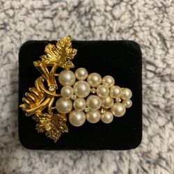 Vintage Goldtone Brooch With Pearls And Rhinestones,by(CAPRI)