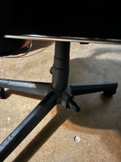 Gaming chair 35$ BOSSIN BGC01 Racing Gaming Chair with Footrest – One Leg Piece Missing (Not Broken)