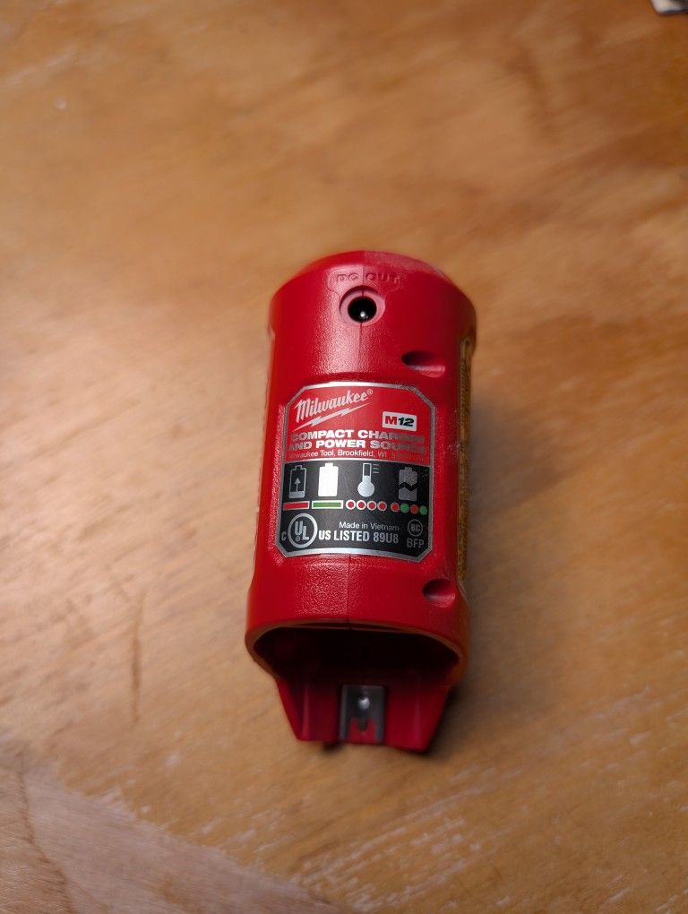 Milwaukee battery
M12 12V Top-Off Power Supply and Charger
