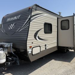 2017 Hideout 24 Ft. W/ Slide Out & Bunks