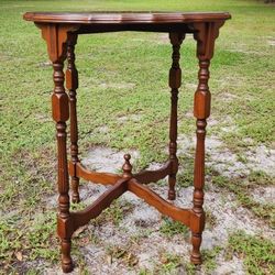 Vintage Turned-Leg Accent Table with Scalloped Edge
