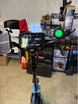 Electric scooter with removable seat