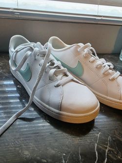 womens nike court Royale shoes size 9