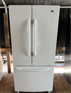 33W” 68H” Maytag fridge : todo le funciona perfecto