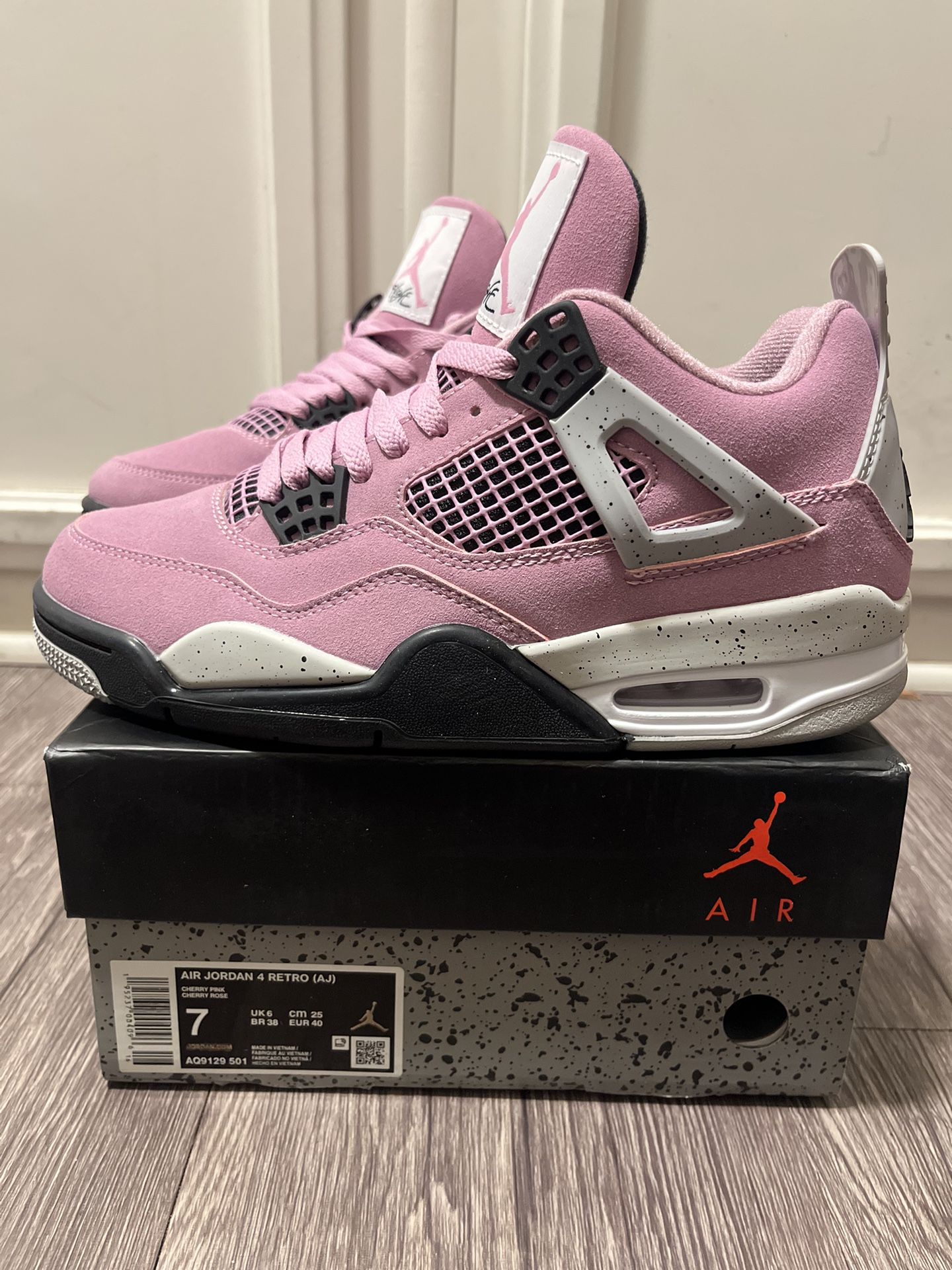 Jordan 4 Orchid Size 7 Men / 8.5 Women