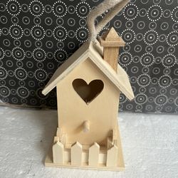 Small 4.5" Unpainted Decorative Birdhouse Hanger Heart W Wood Fence Around it