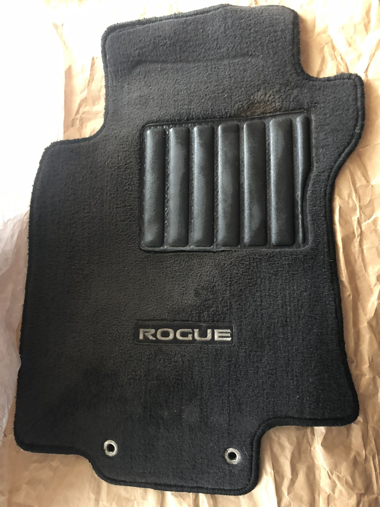 2015 Nissan Rouge carpeted floor mats black