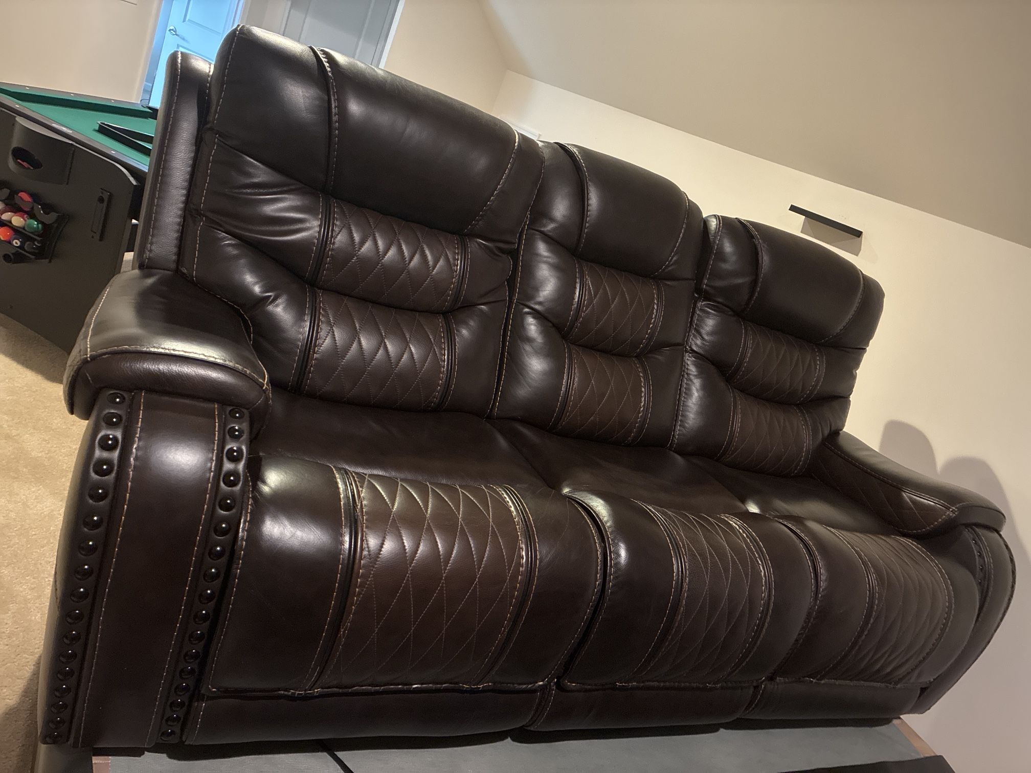 Luxurious 3-Seater Power Reclining Leather Sofa โ Excellent Condition!