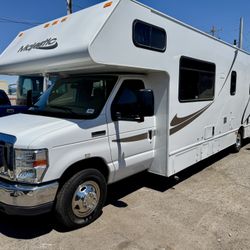 2015 thor majestic 30ft class C v10 runs great clean title ready to go 
