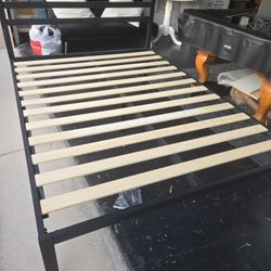 Cama matrimoniel 75"x55", gavetero con espejo, mesa de noche