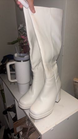Size 7 white boots women