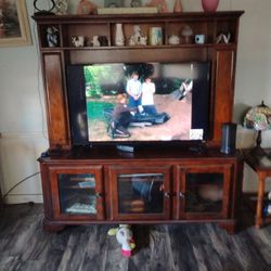 SOLID WOOD ENTERTAINMENT CENTER 