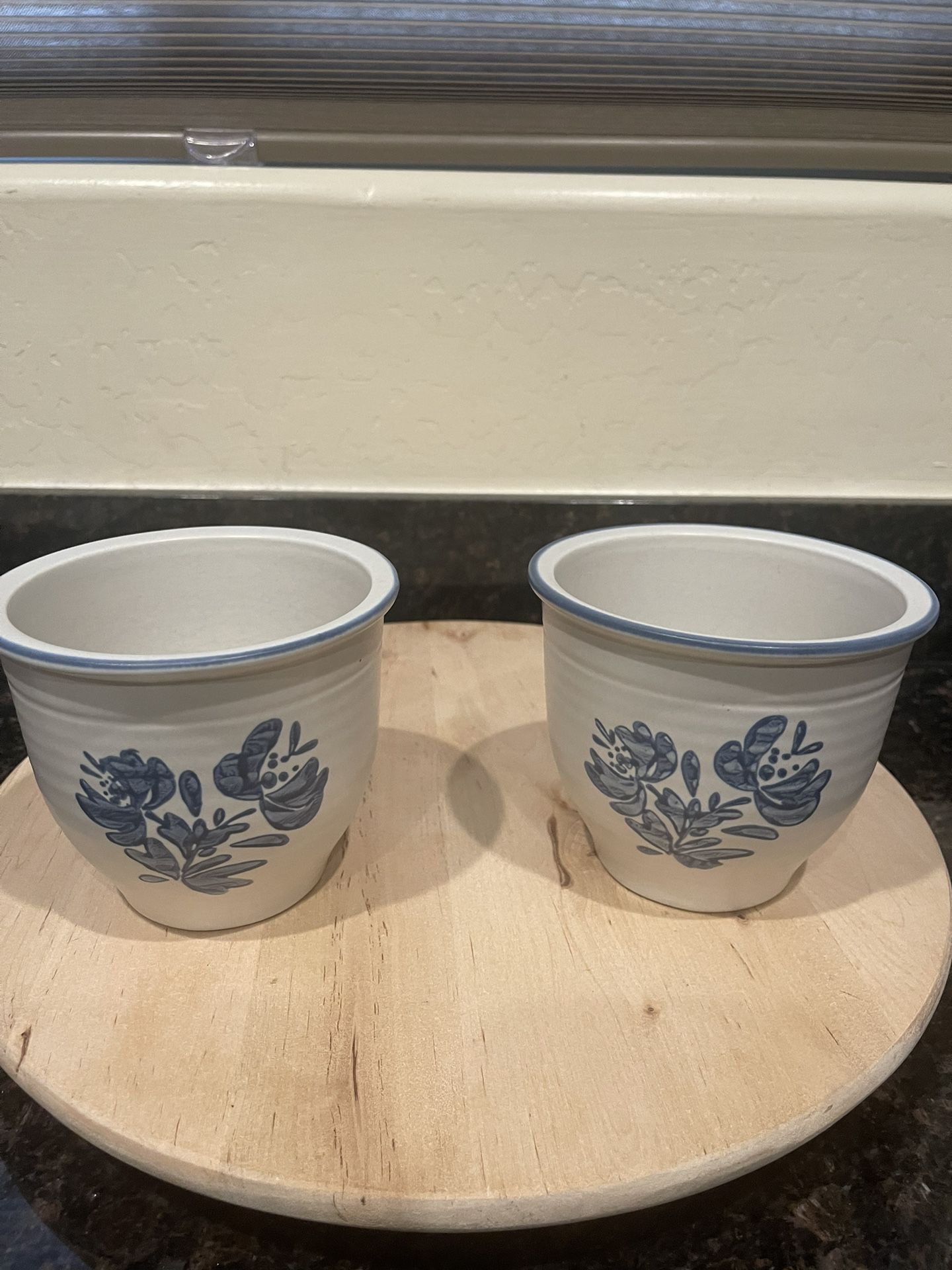 Pfaltzgraff Yorktowne Blue & White Folk Art Flower Pot USA Castle Mark 4-1/2”