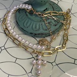 Layered Chain And Choker Necklace With Pearls And Queen Coin 