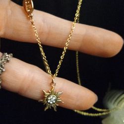 Cute And Dainty Gold-plated Frozen Disney Necklace Emblem 