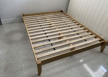 Queen Solid Wood Bed Frame With Mattress 