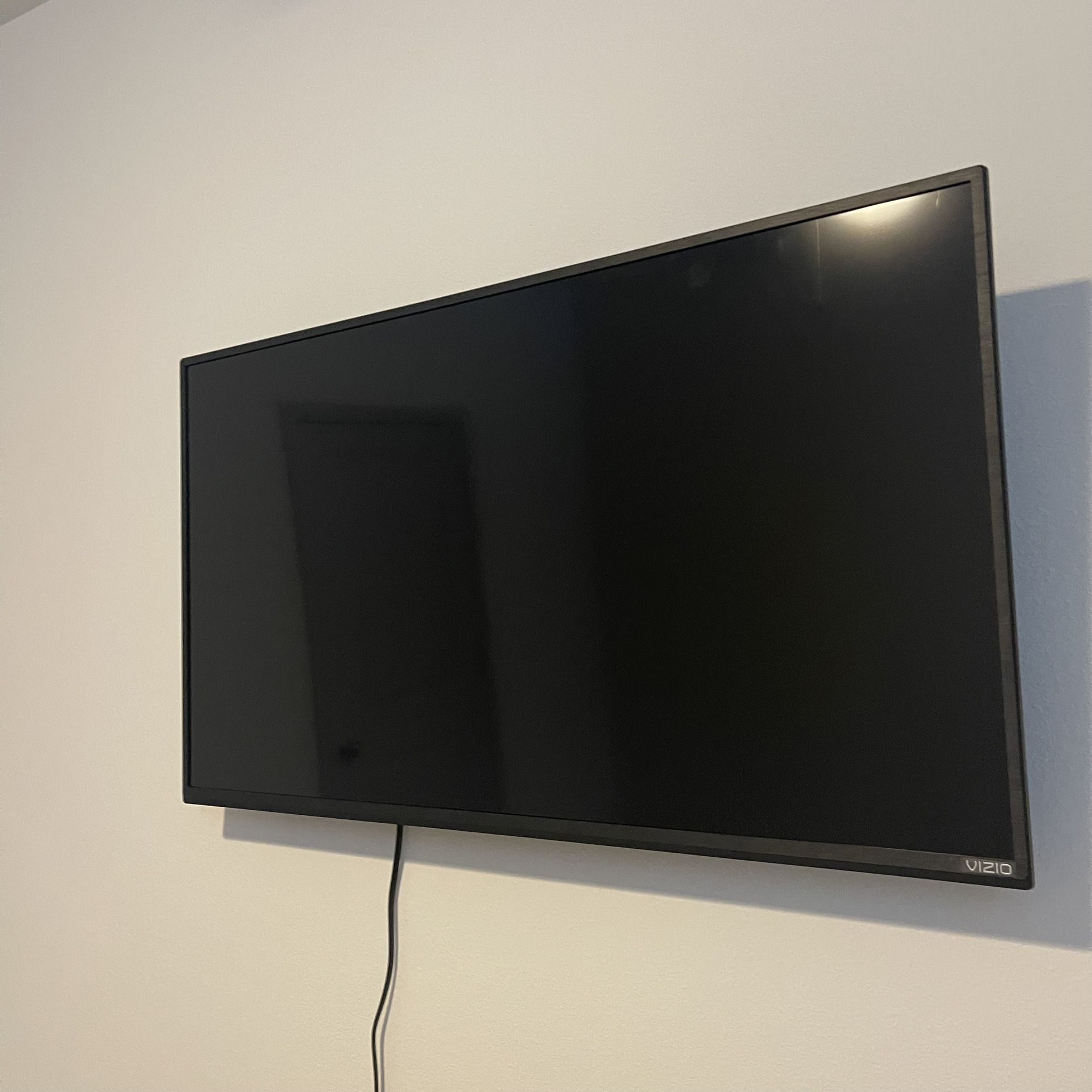 40 Inch Flat Screen smart TV + Mount 