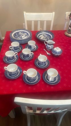 Blue Willow, Churchill, Set Of Eight With Creamer And Sugar And Two Serving Bowls