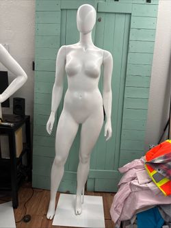 6ft 3 in Female Fancy Mannequin Glossy White