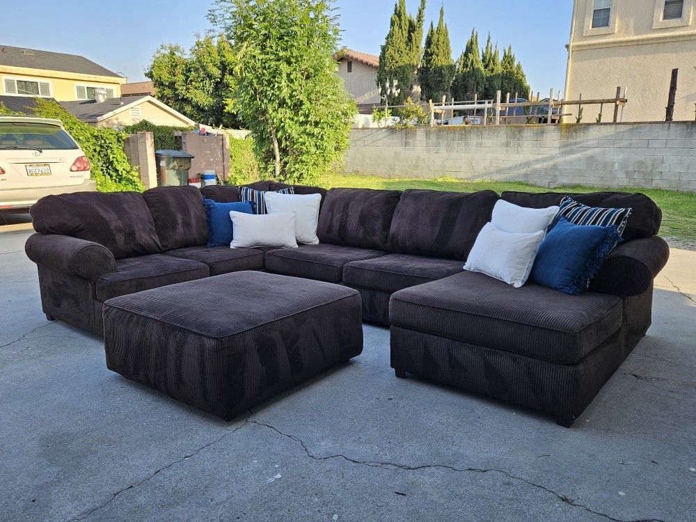 Beautiful Large U-Shape Sectional Sofa & Ottoman (Delivery Available)