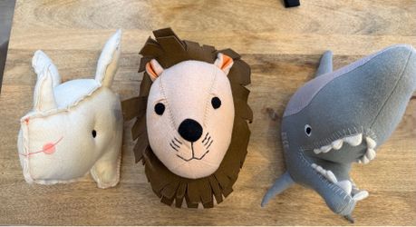 Kids wall decor - stuffed animals
