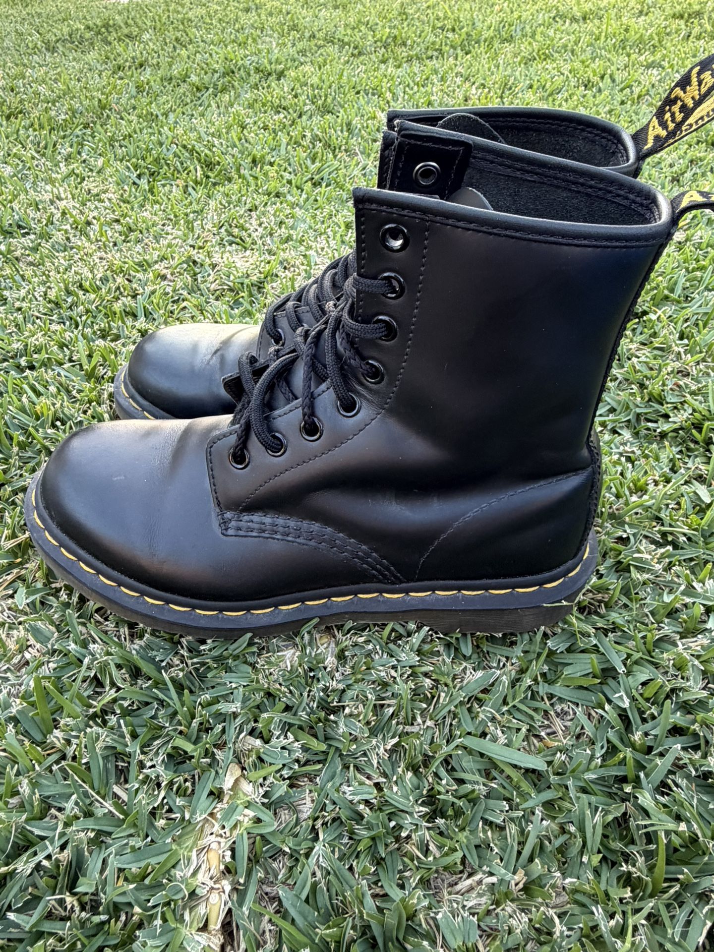 Dr. Martens 1460 Smooth Leather Lace Up Boots. Women's US Size 7