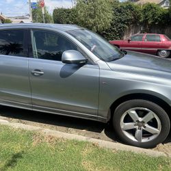 Grey Audi Q5