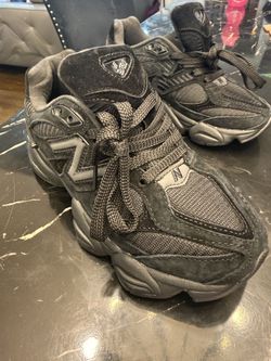 New Balance Sneakers (Black)