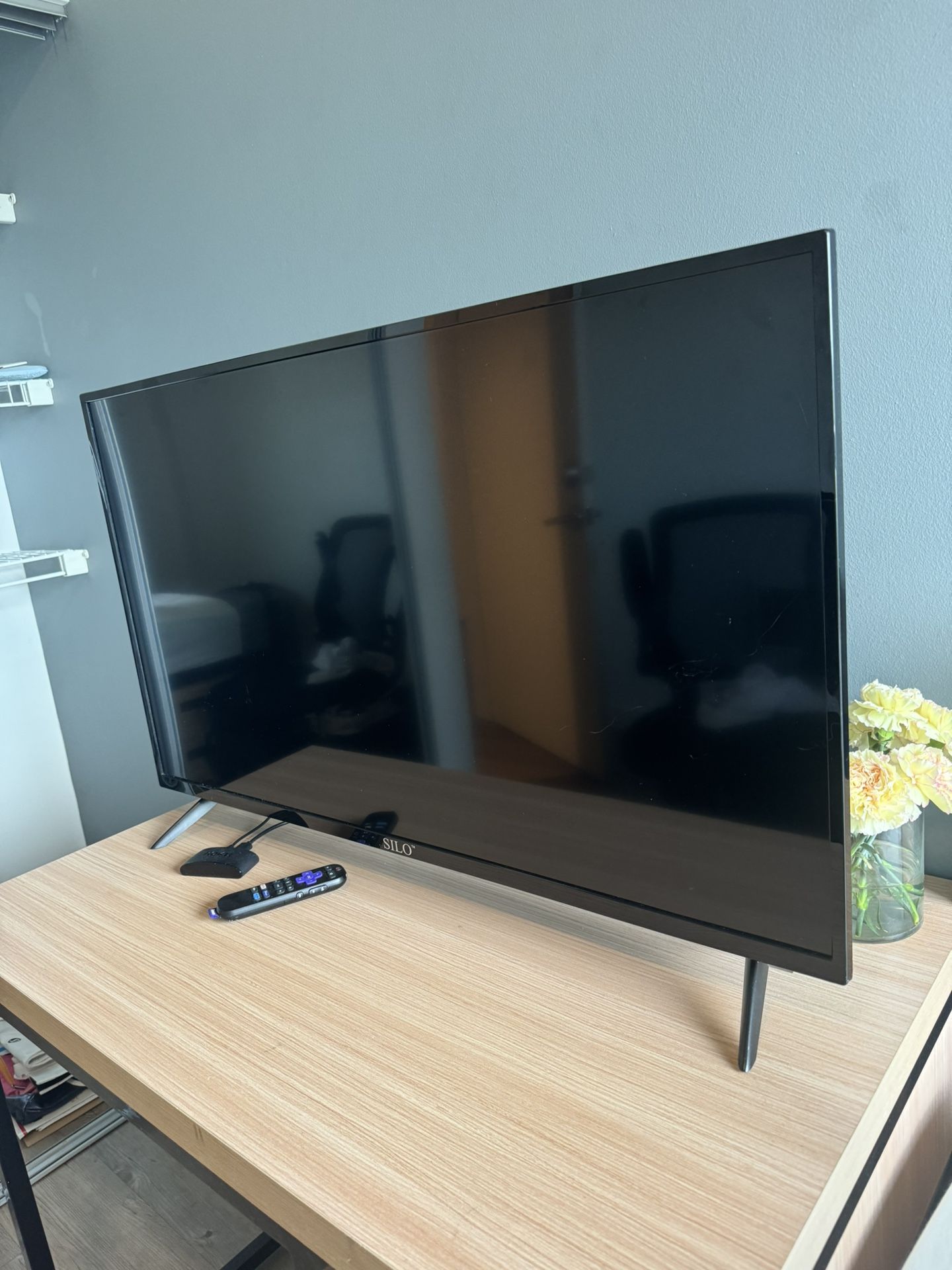 35in TV W/ Roku