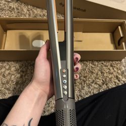 Dyson Airstrait In Great Condition!!