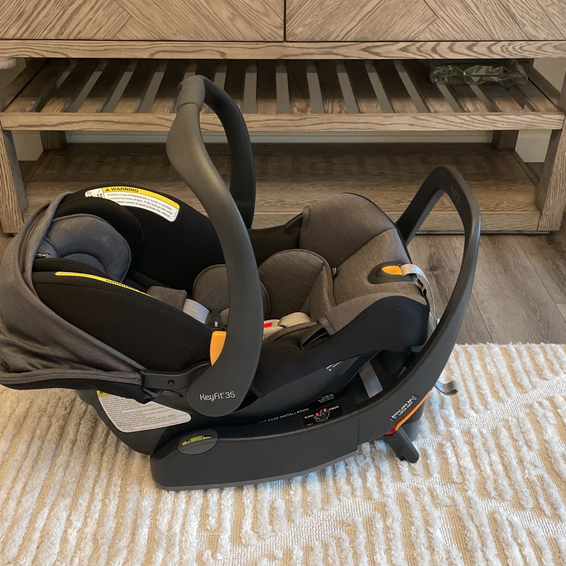 Like new- Chicco KeyFit35 Infant Car Seat With Base- Great Condition and barely used